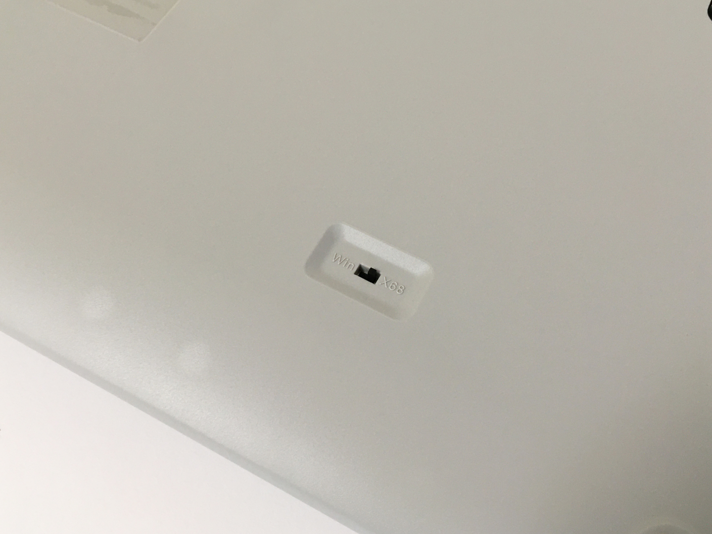 キーボードはオリジナルと比べると、ひらがなキーの左と全角キーの右にCTRLキーが追加されたほか、ファンクションキーが太くなり、左上のSHARPロゴがZUIKIロゴに変わっている。