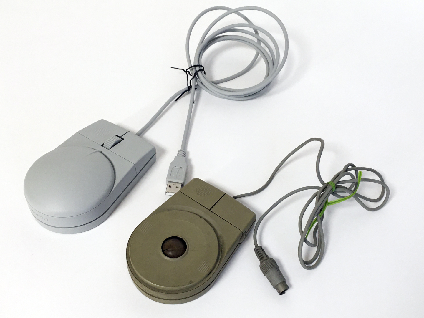 マウスも並べるとわかるように、純正と比べて一回りほど大きくなっている。筆者は比較的手が大きい方だが、それでもちょっと大きいかなと感じた。カバーも純正より大きいため、入れ替えたりすることはできないのが残念。