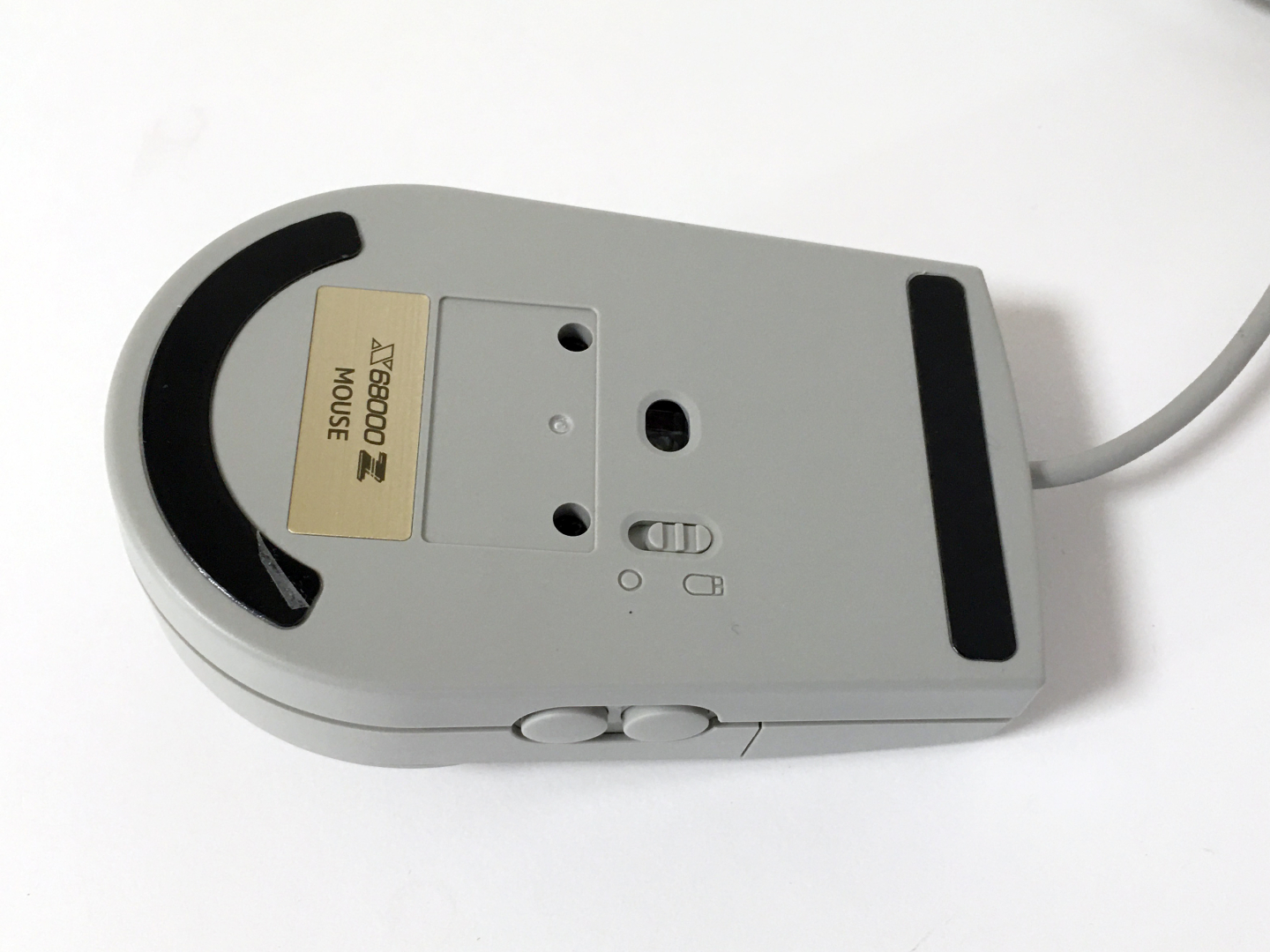 純正にはなかったホイールが付いているので、macOSやWindowsOSで使うには便利。筆者が仕事で使っているMacBook Airに接続したところ、左側面に付いている2つのボタンは認識されなかった。背面には、マウスモードとトラックボールモードを切り替えるスイッチが用意されている。