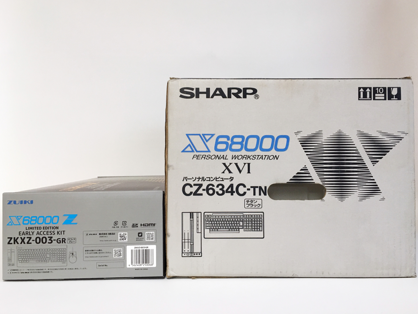 XVIの外箱と並べてみたが正面だけでなく、側面も当時のデザインを再現。