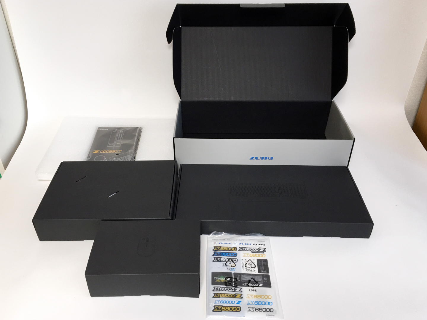 箱を開けると、このような感じで黒い箱が3つ入っている。それぞれ本体、キーボード、マウスのケースだ。化粧箱の品質は高く、手触りも良い。