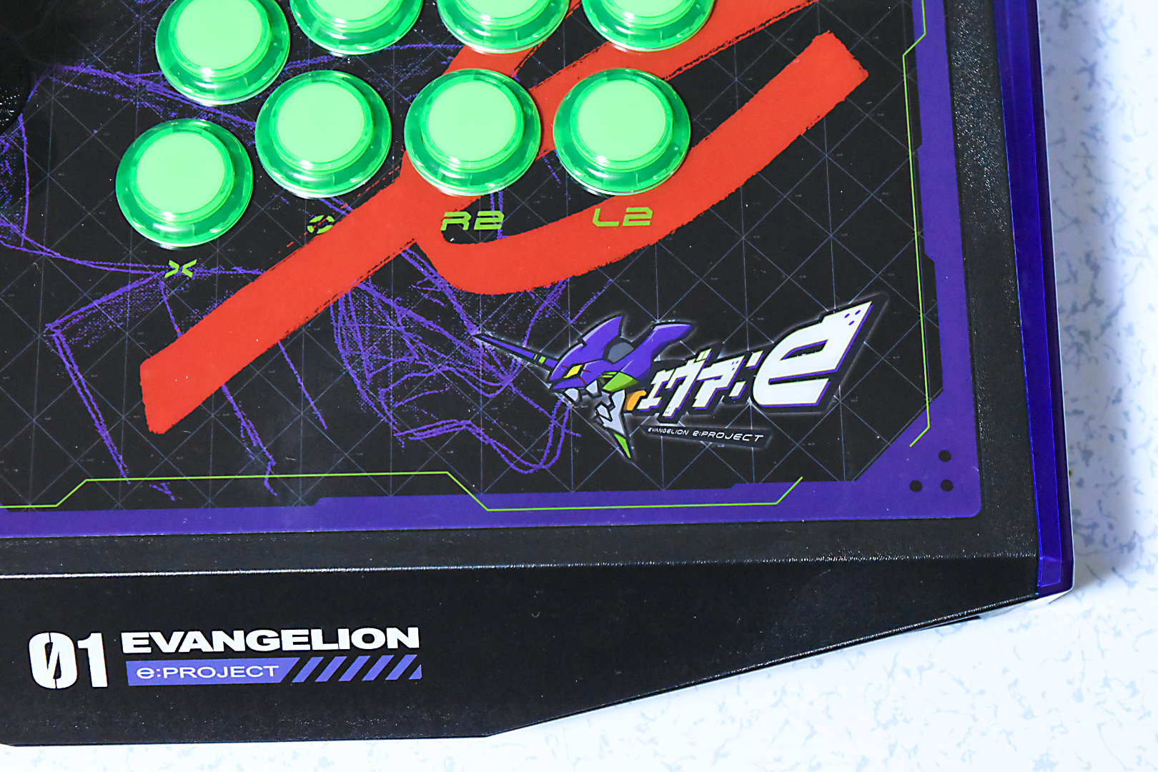 天板の端にはエヴァ:eのロゴがプリント