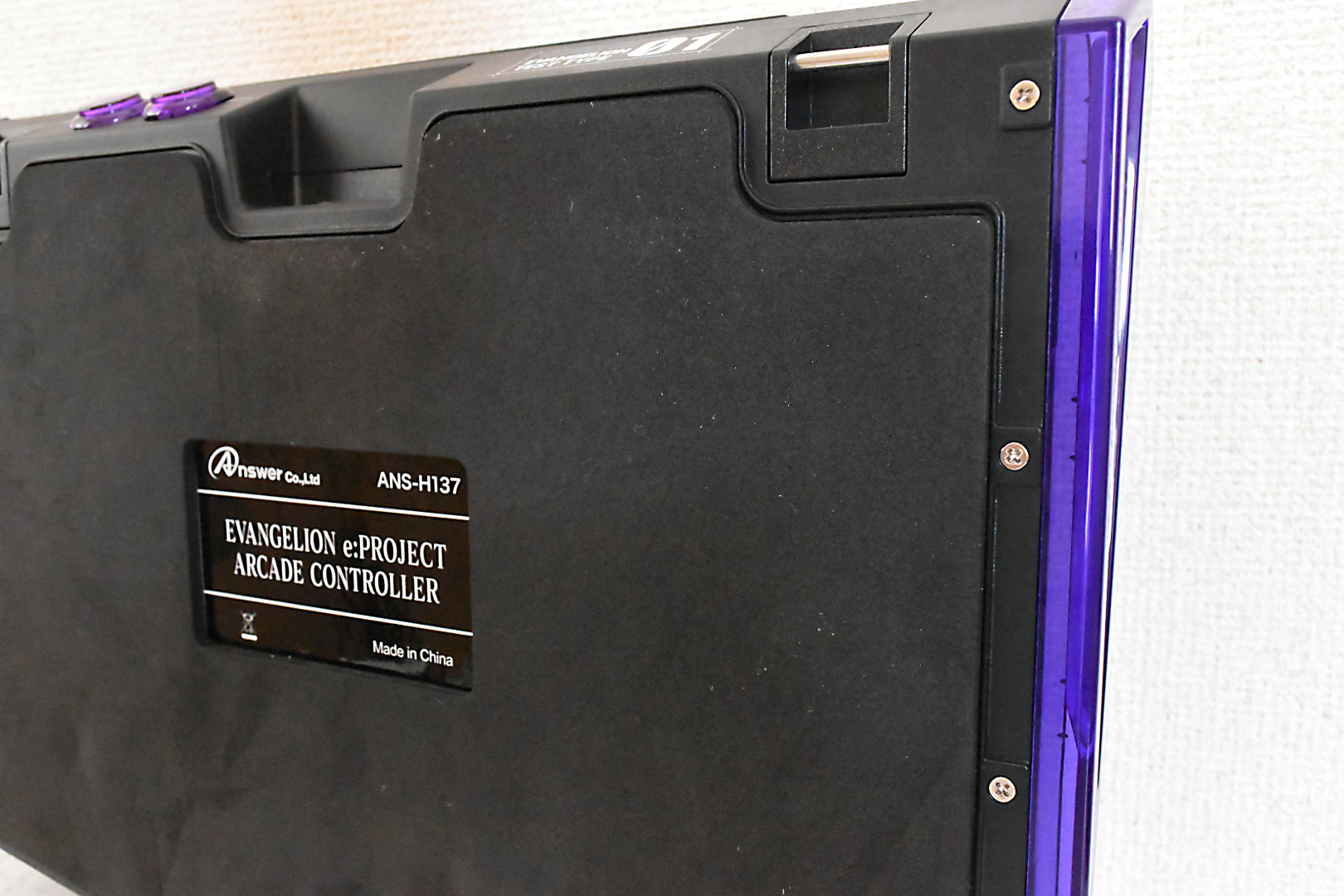 本体の底はほぼ全面に滑り止めが敷いているので、どんな場所でも安定して固定できる