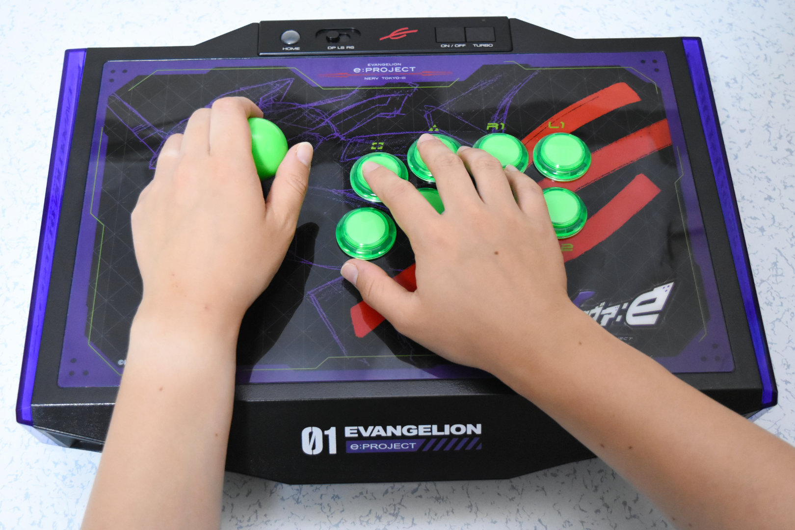 天板の縦幅が広く、手を置くスペースが確保されており、長時間プレイでも手が疲れにくい仕様となっている