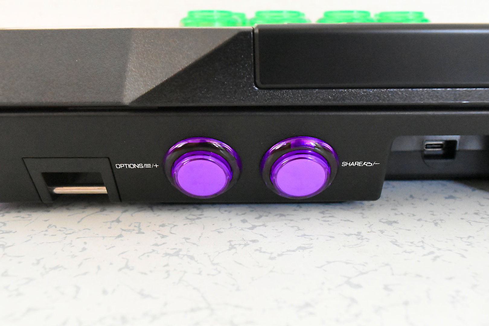 OPTIONSボタンとSHAREボタンは大きめなので、押したいときは手探りで簡単にボタンを見つけられる