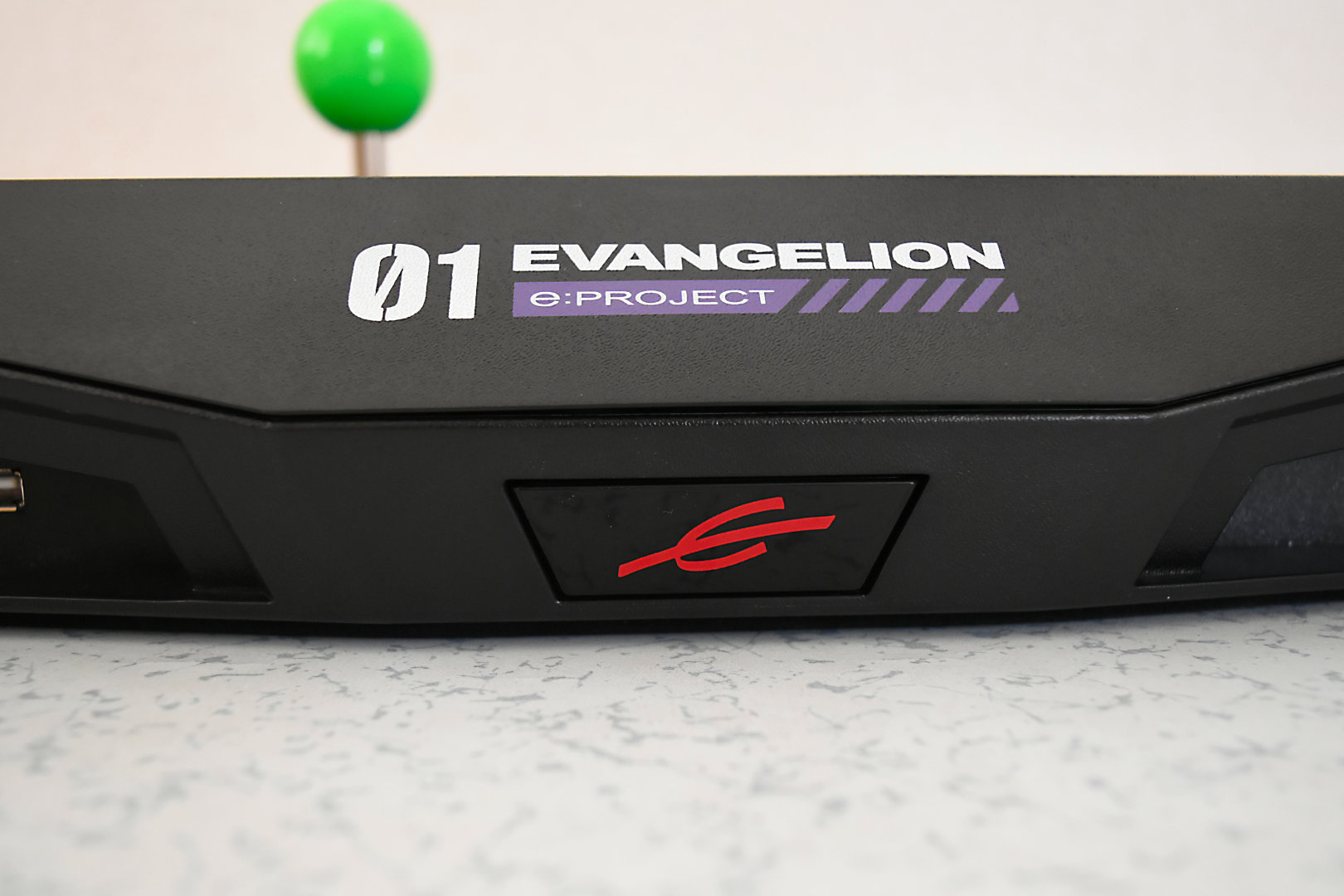 本体手前のEVANGELION e:PROJECTロゴのボタンを押すと天板が開く