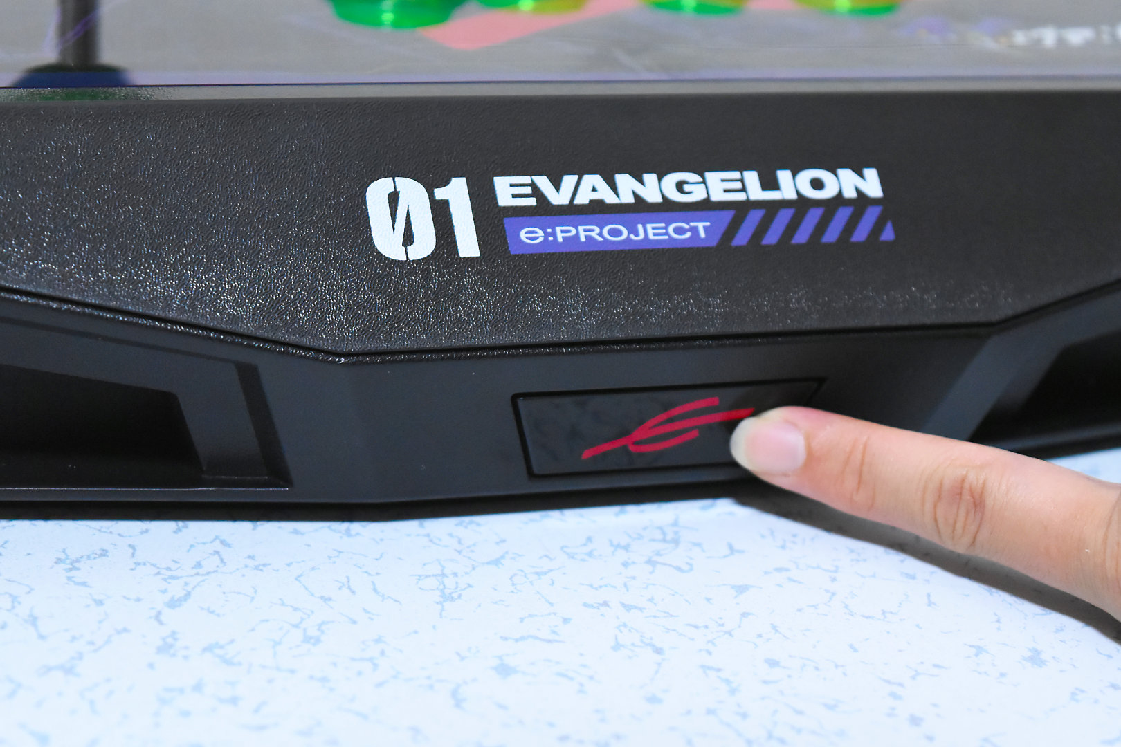 本体手前のEVANGELION e:PROJECTロゴのボタンを押すと天板が開く