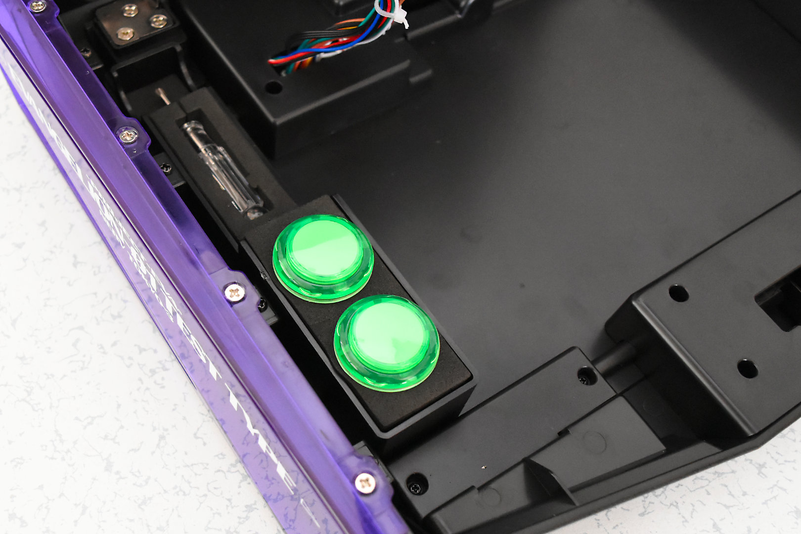 ボタンやケーブル、工具までも内部に入れられる収納性の高さ