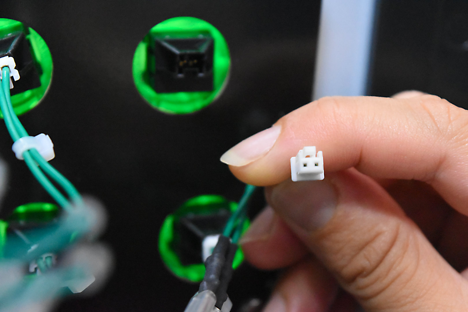 ワンタッチコネクター端子なので、ケーブルの抜き差しが驚くほど簡単にできる