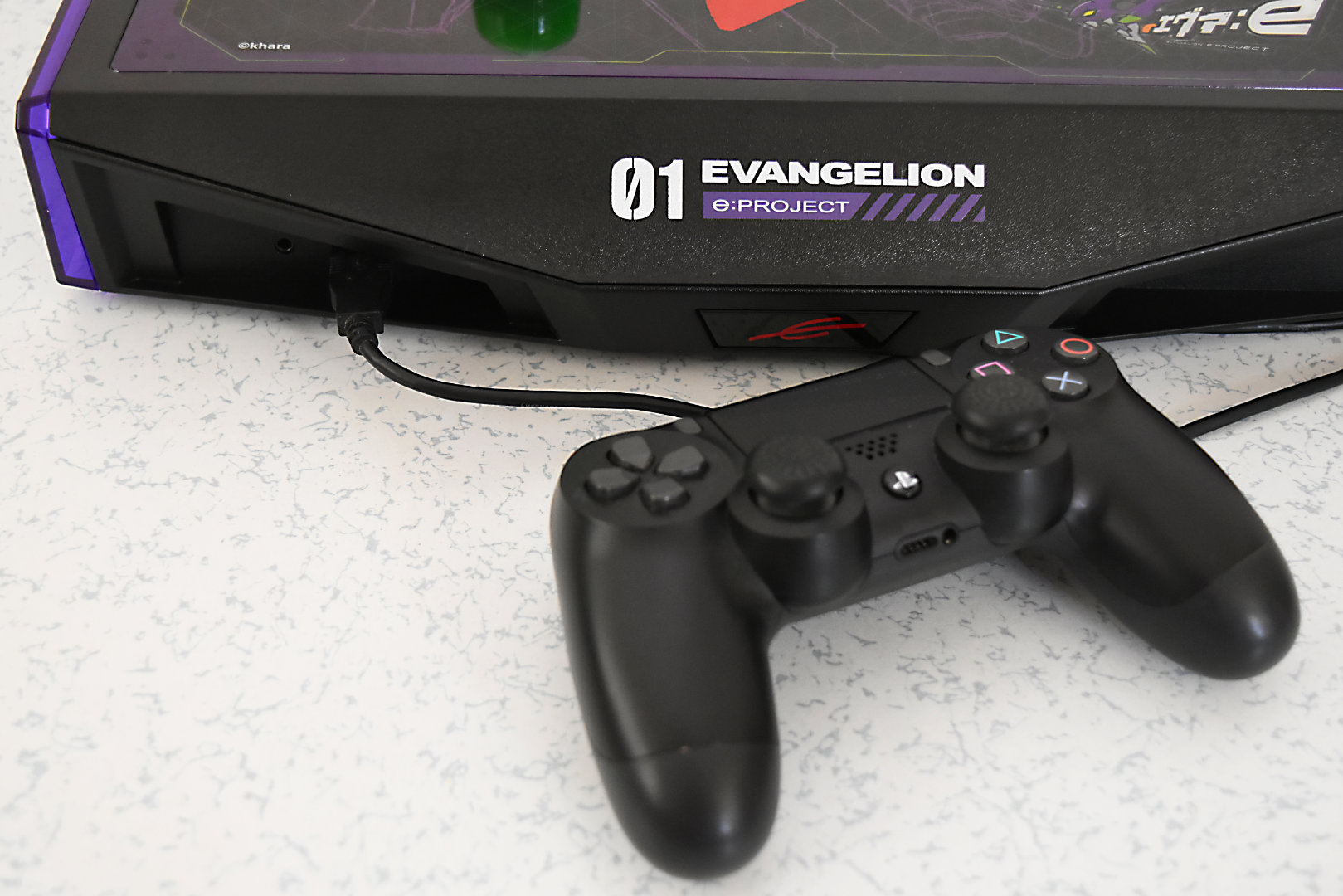 様々なハードに対応しているがPS4だけは接続方法が特殊で、アーケードスティック本体にDUALSHOCK 4を接続する必要がある