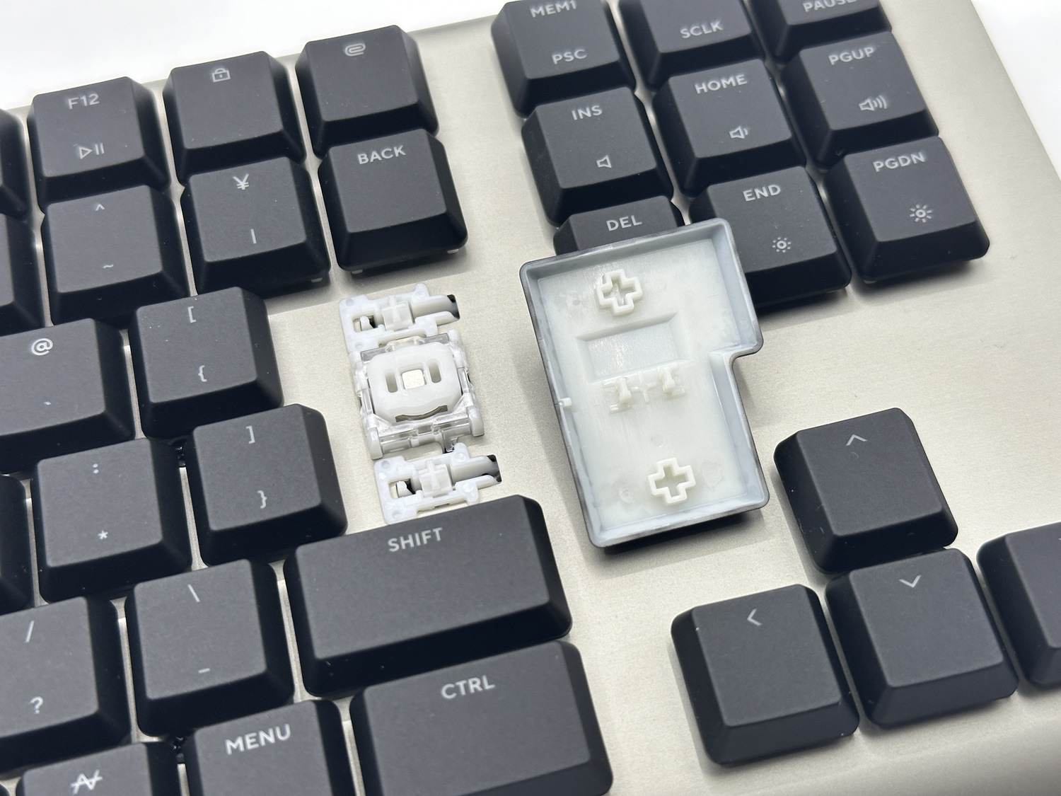 エンターキーもスタビライザーがある。以上の3つがスタビライザー付きのキーだ