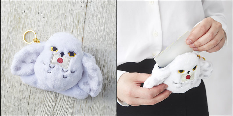 カードやリップクリーム、ピンなど小物が入るサイズ。バッグなどに付けることもできる