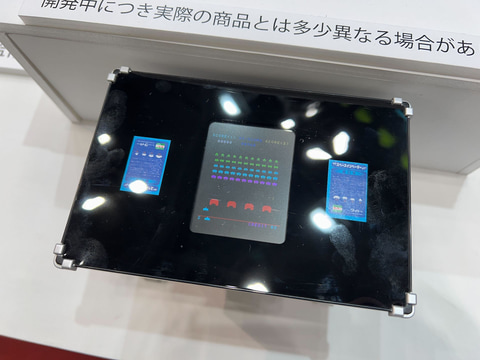 実際に遊べる「スペースインベーダー」のテーブル筐体型貯金箱が展示