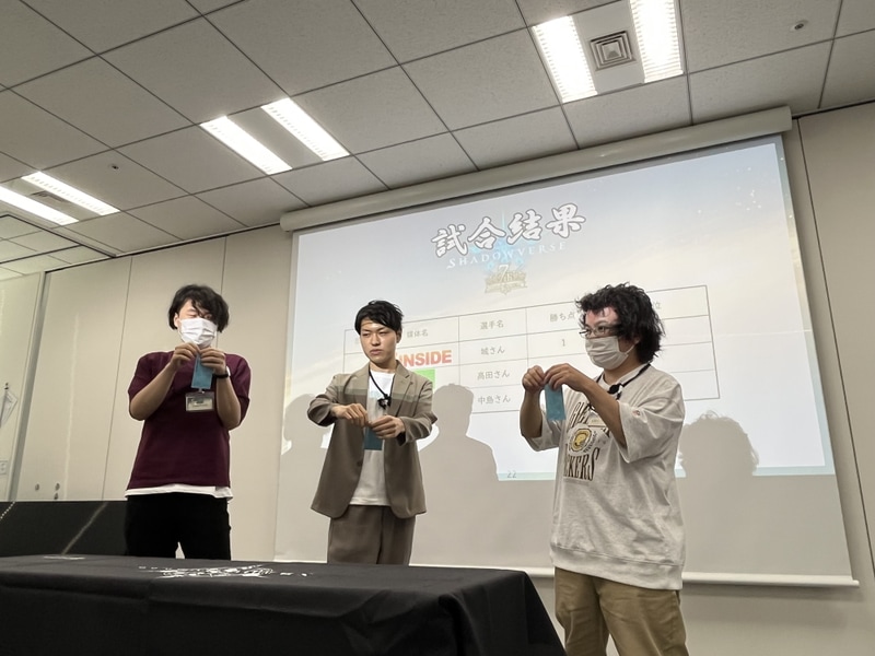 延長戦で行なわれたパック剥き対決！ カードゲームといえば最後に勝負を分けるのは運に決まっている！ 結果的に筆者は低コストを引き当ててしまい膝から崩れ落ちたが、お互いにベストプレーをして遊べたことで誰も悔いは無い結果だったと言える。メッチャ泣いてるけど