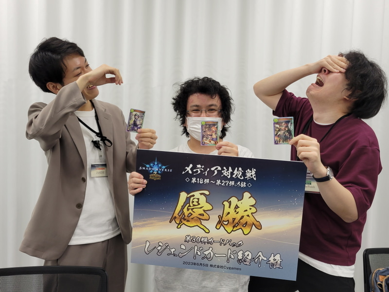 延長戦で行なわれたパック剥き対決！ カードゲームといえば最後に勝負を分けるのは運に決まっている！ 結果的に筆者は低コストを引き当ててしまい膝から崩れ落ちたが、お互いにベストプレーをして遊べたことで誰も悔いは無い結果だったと言える。メッチャ泣いてるけど