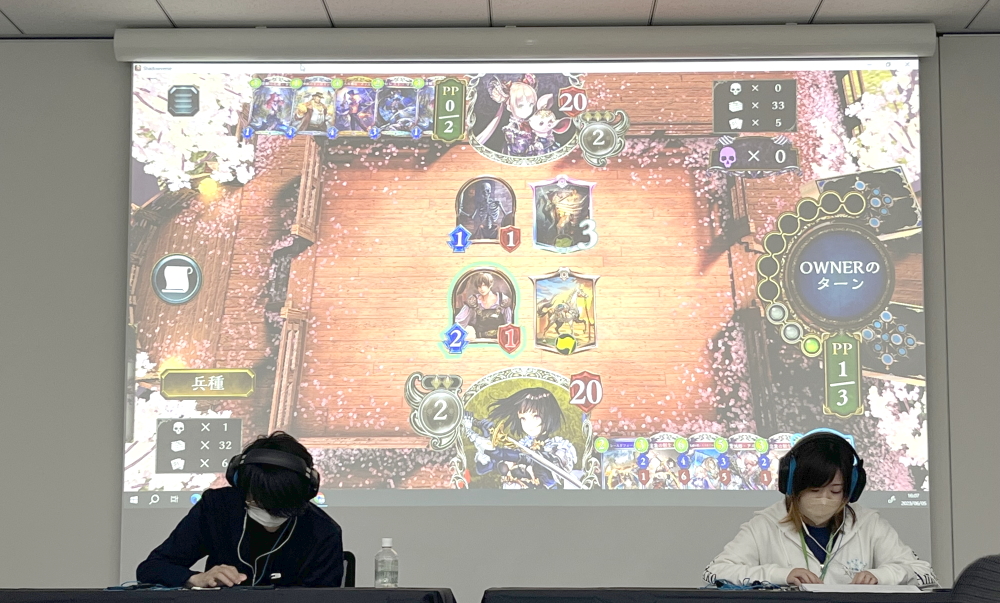 完全防音状態になれるフィーチャー席でのゲームプレイに友田氏＆海老原氏の実況解説が付いてきたらもう感覚は殆ど大型大会の出場者と言っても過言では無い！