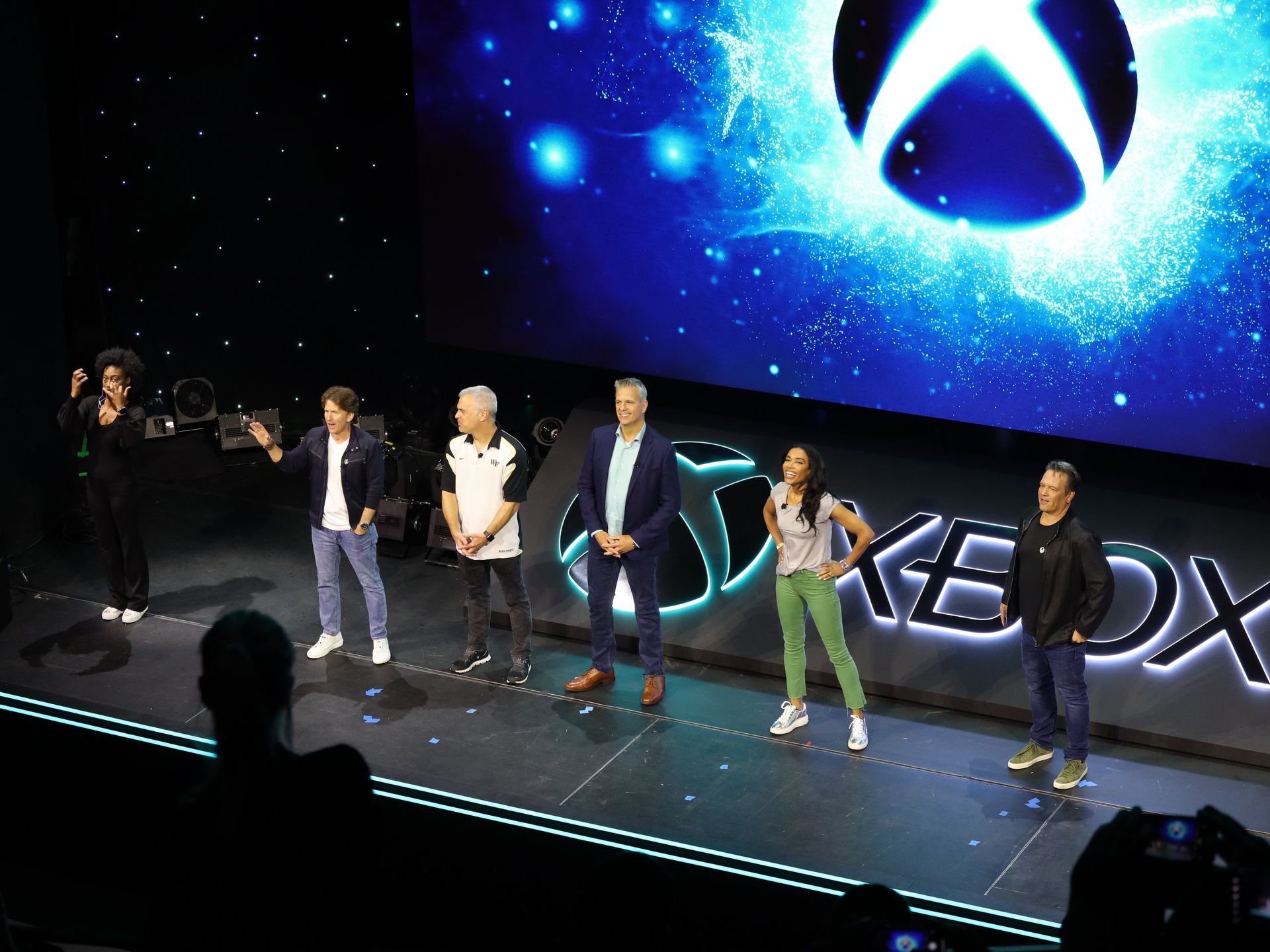 配信終了後、スピーカー達が登場。大歓声に包まれた