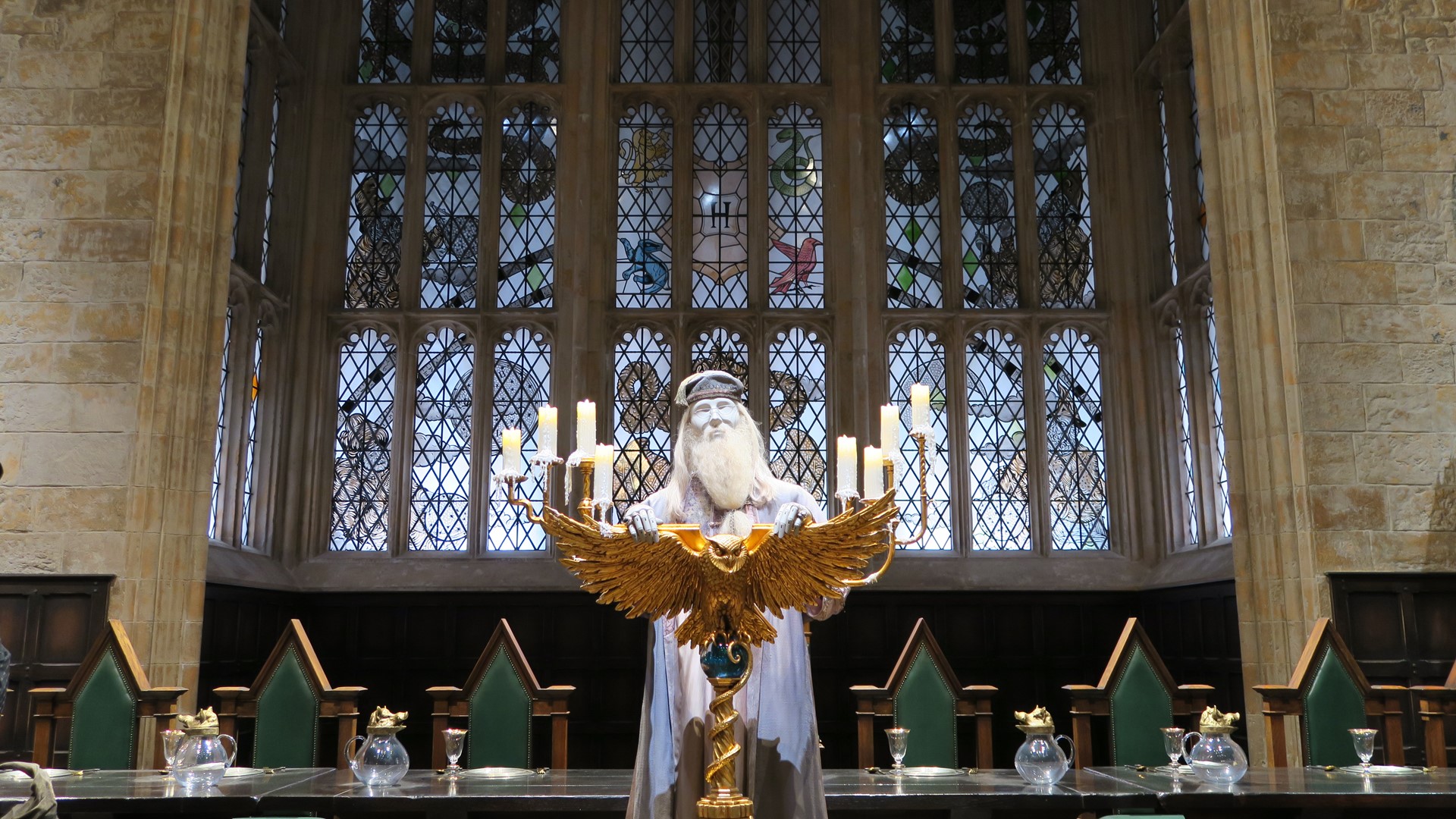 アルバス・ダンブルドア校長。演台や校長席、背後のステンドグラスなどセットとは思えない出来栄えに圧倒される