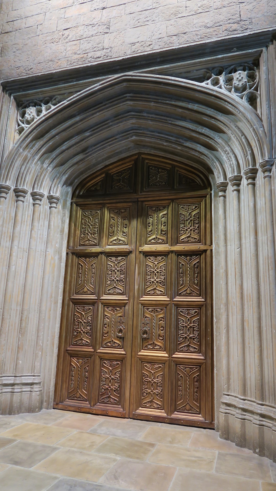 扉の周りには石の衛兵達が壁面にずらりと配置されている。映画「ハリー・ポッターと死の秘宝 PART2」ではこれらがホグワーツ魔法魔術学校を守るため呪文で動いていた