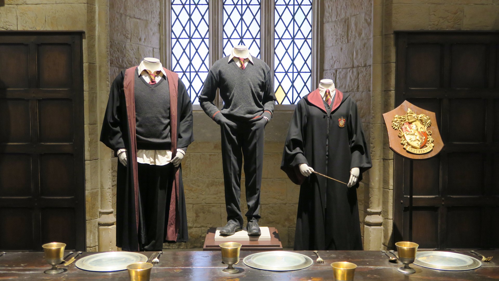 左：ロン・ウィーズリー、中：ハリー・ポッター、右：ハーマイオニー・グレンジャー