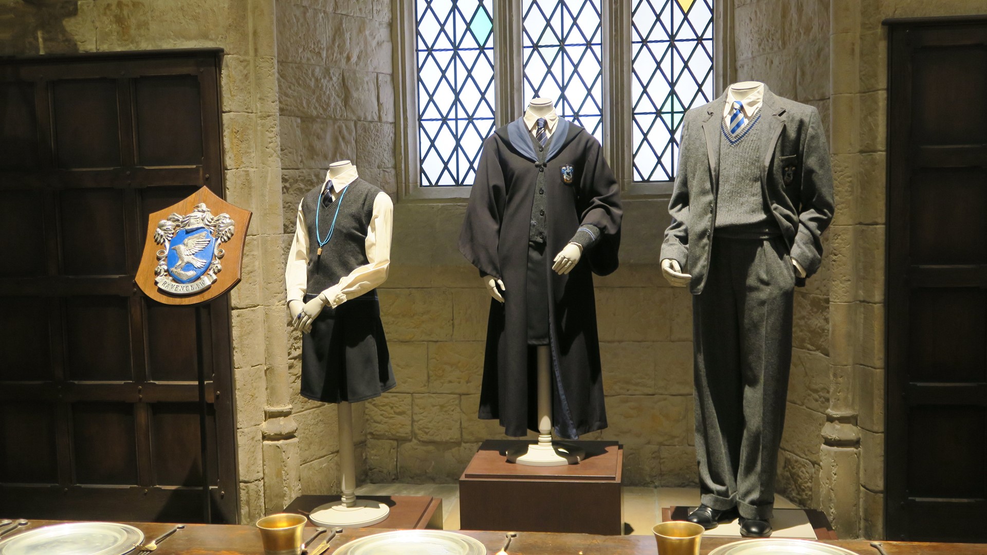 右：レイブンクロー制服の旧デザイン版