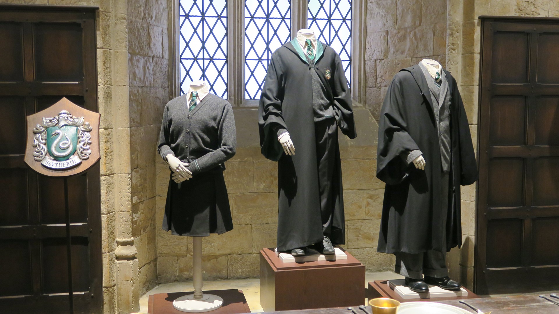 左：パンジー・パーキンソン、中：ドラコ・マルフォイ