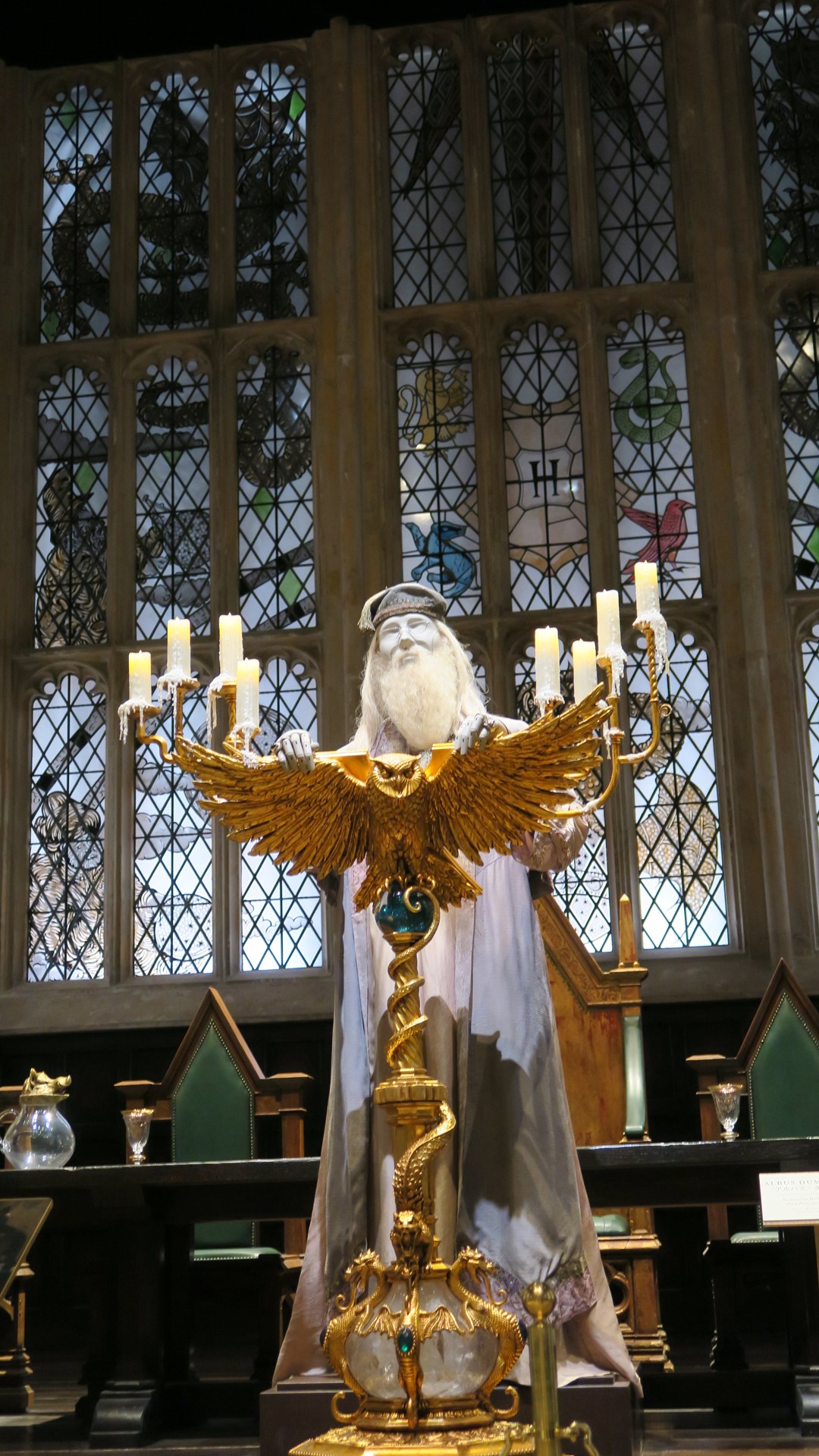 アルバス・ダンブルドア校長。演台や校長席、背後のステンドグラスなどセットとは思えない出来栄えに圧倒される