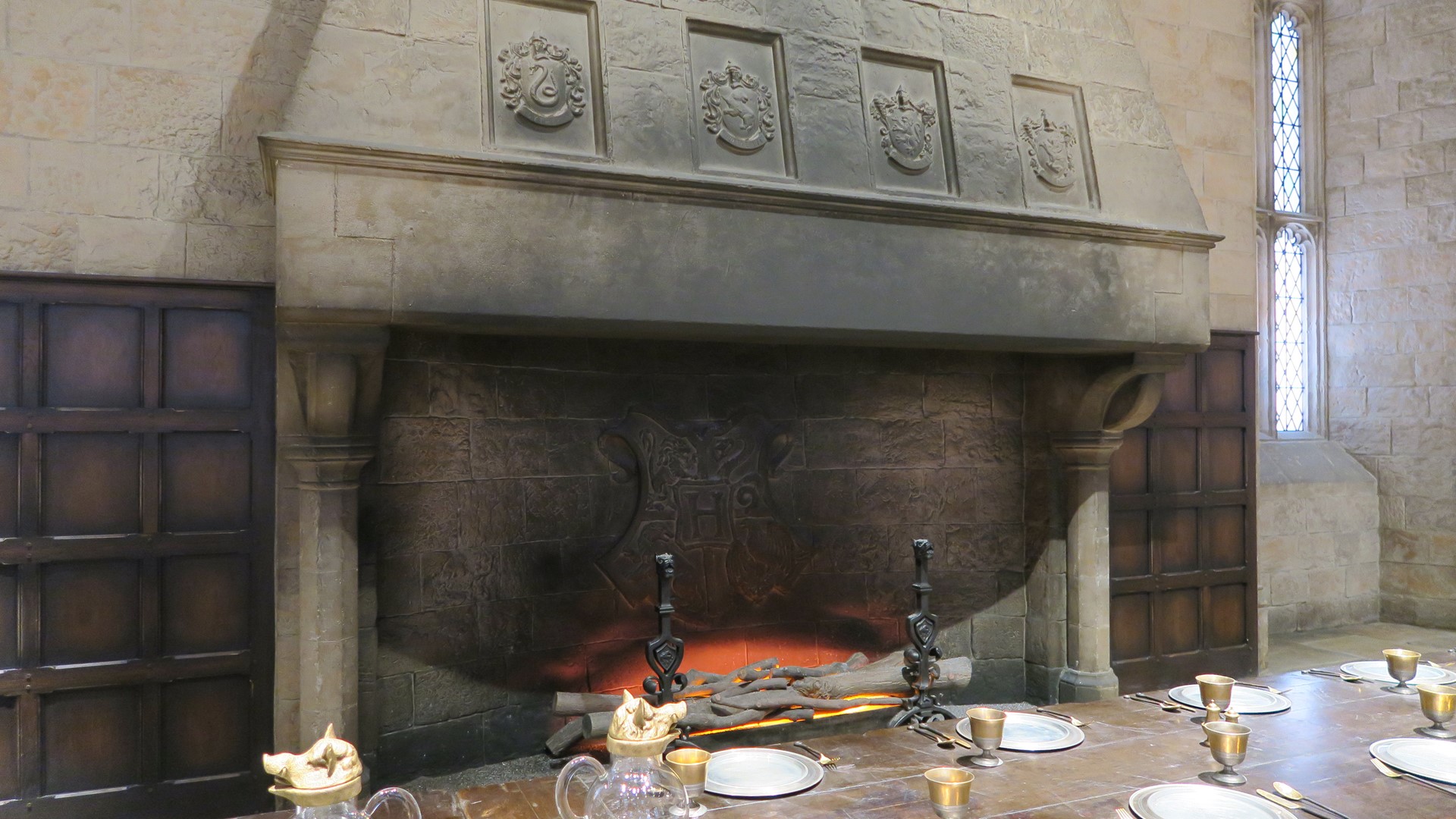 セット内の床から壁、家具から小物まで全てのものに強いこだわりを感じる