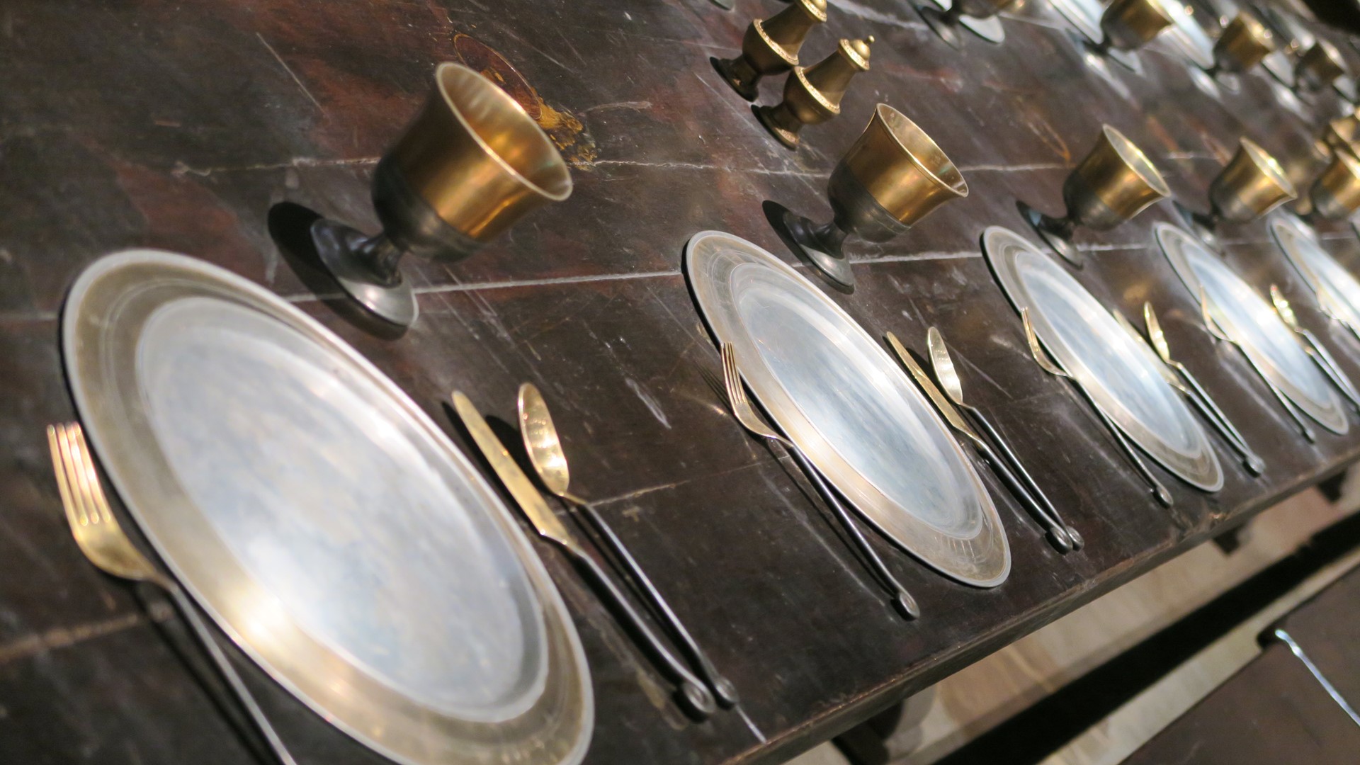 セット内の床から壁、家具から小物まで全てのものに強いこだわりを感じる