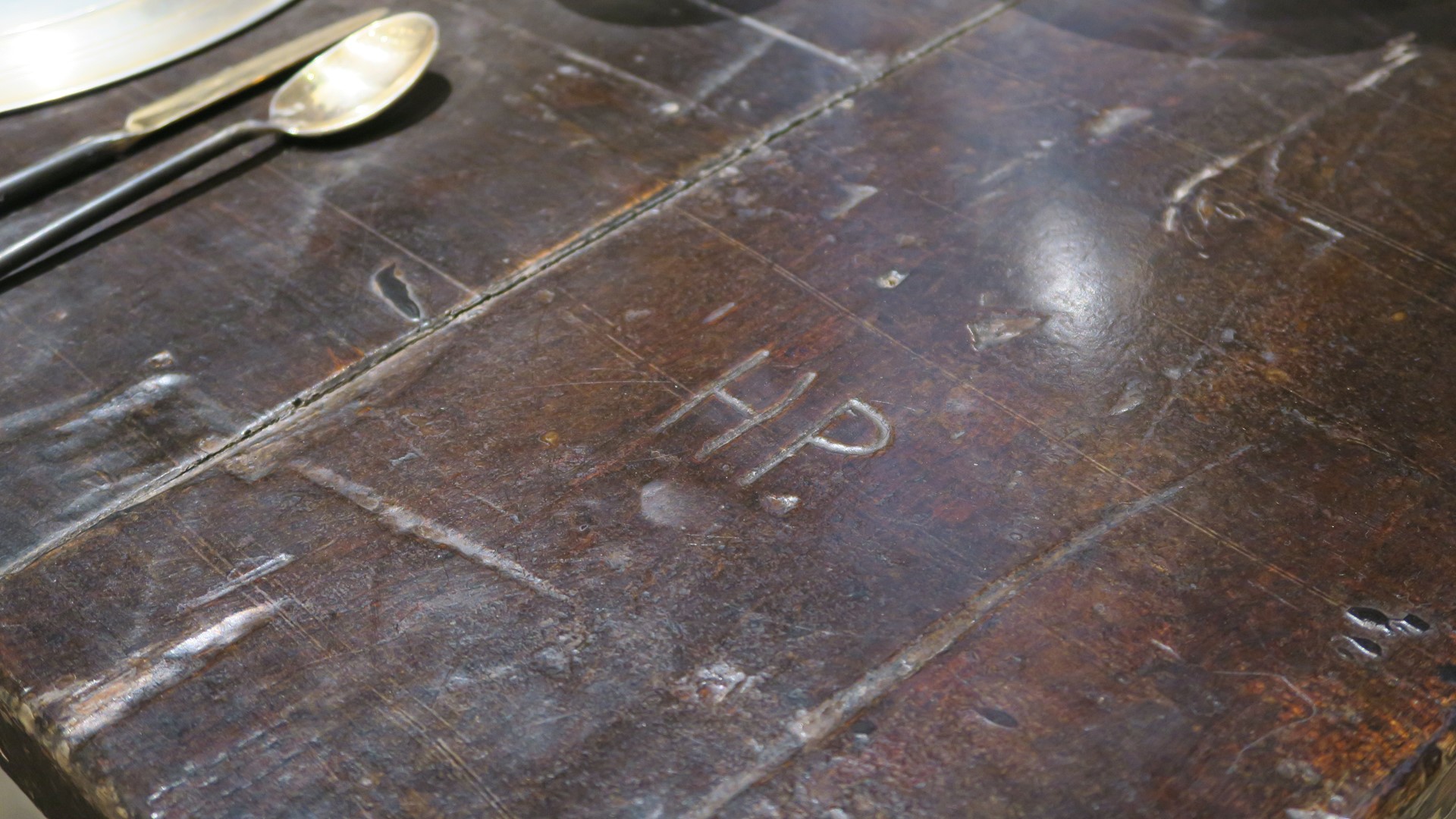 セット内の床から壁、家具から小物まで全てのものに強いこだわりを感じる