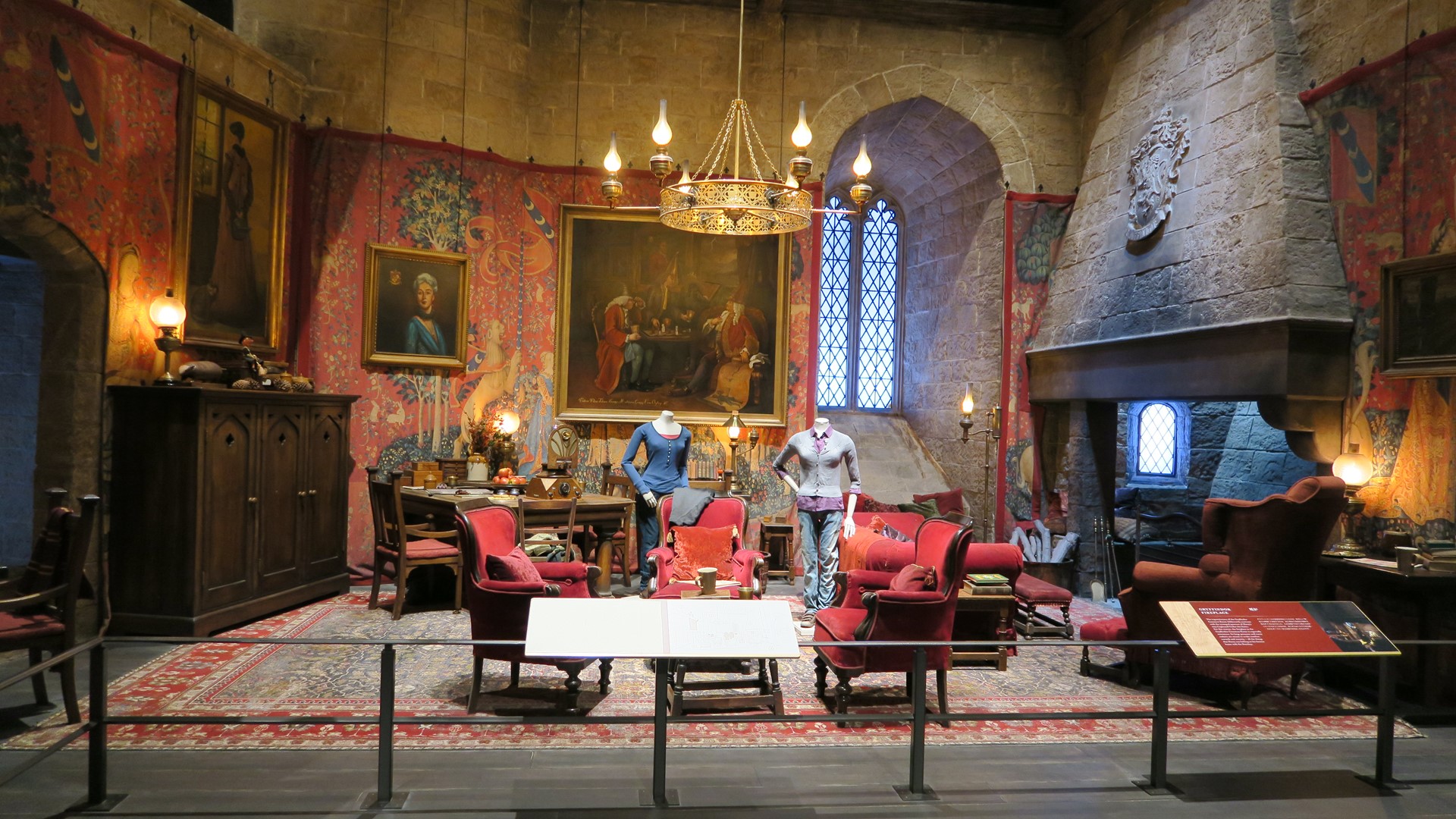 大きな暖炉の上にはグリフィンドールの紋章