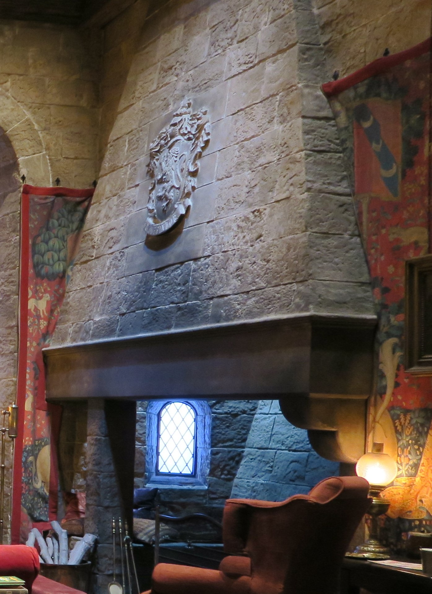 大きな暖炉の上にはグリフィンドールの紋章
