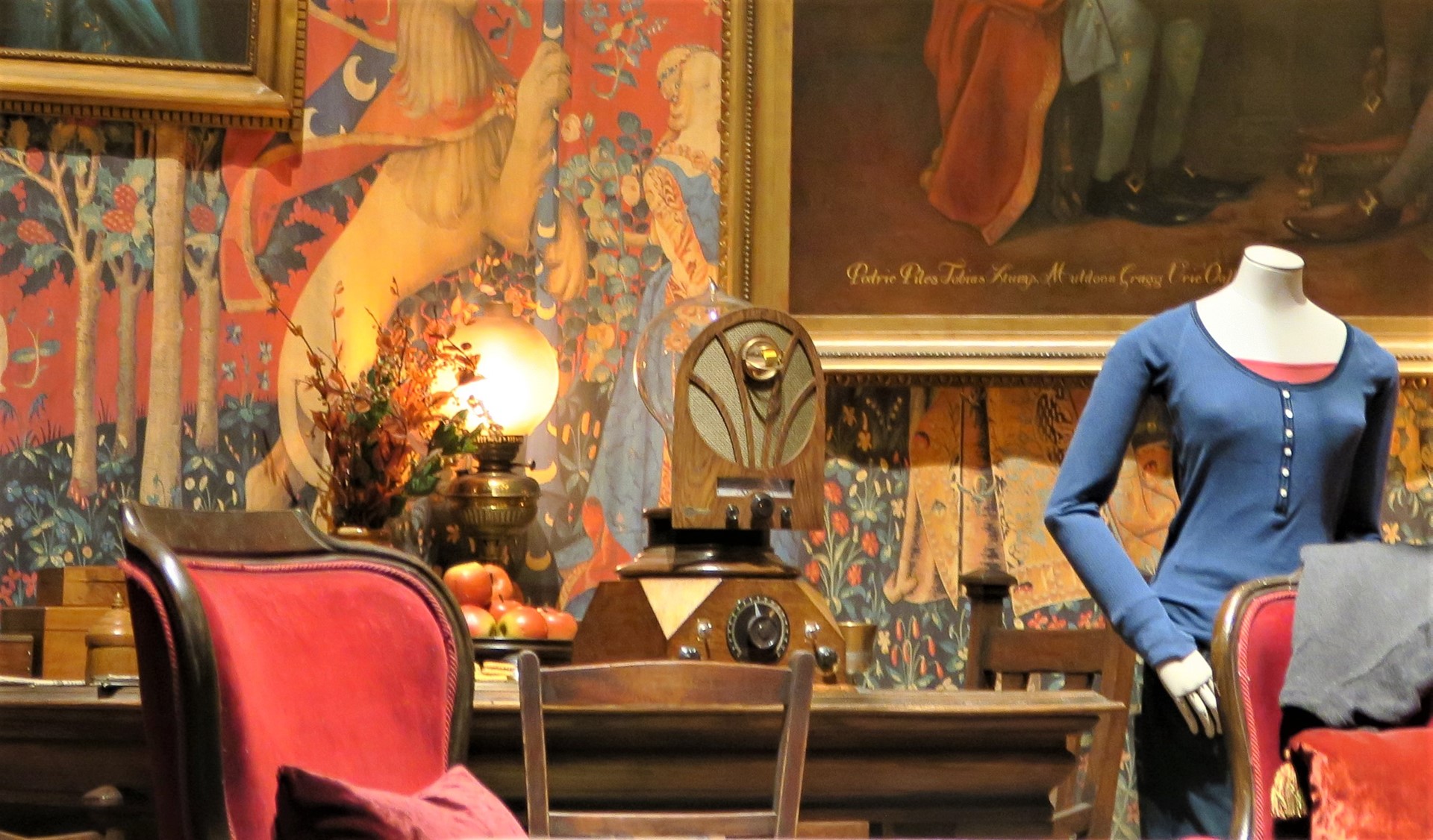 テーブルには魔法ラジオ機器