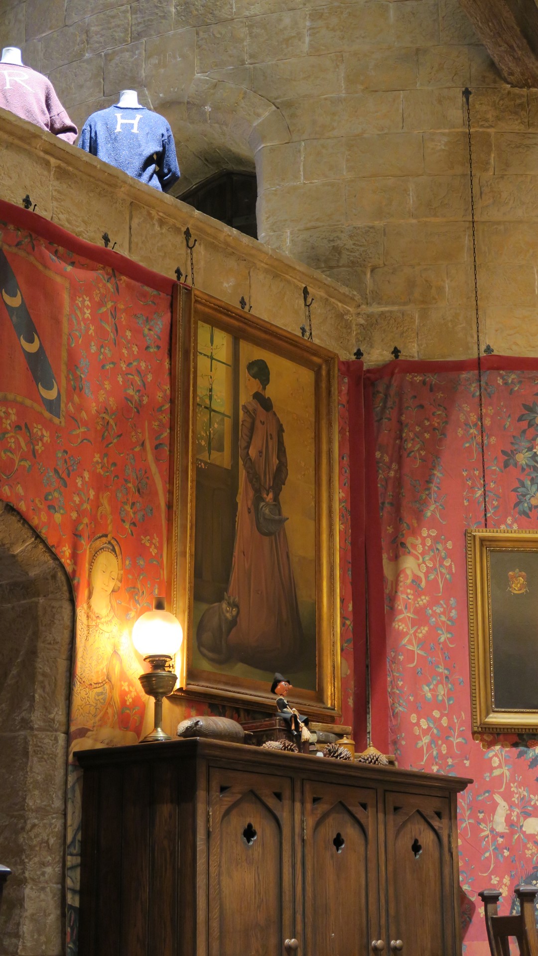 壁には「貴婦人と一角獣のタペストリー」が壁紙のように飾られており、その上に若き頃のミネルバ・マクゴナガル先生の肖像画が飾られている