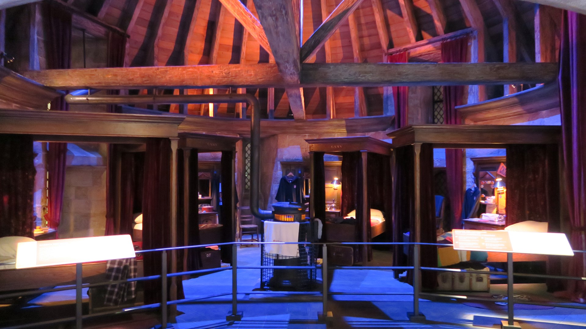 ベッド下のホグワーツトランクにハリー・ポッターの「HP」のイニシャルが確認できる