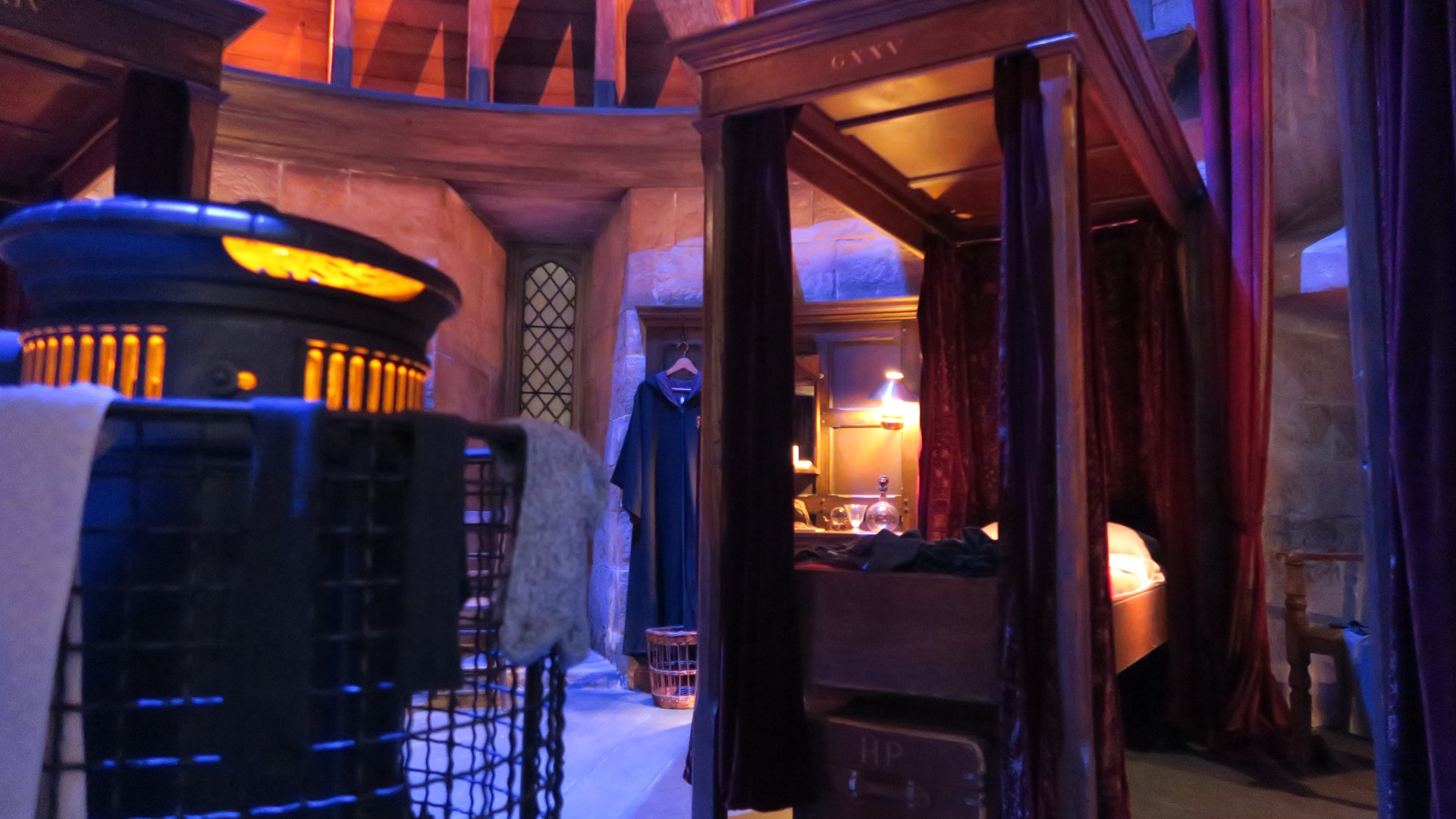 ベッド下のホグワーツトランクにハリー・ポッターの「HP」のイニシャルが確認できる