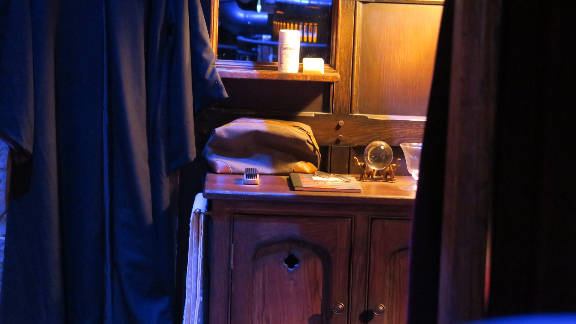 ベッド脇のハリーの机の上はハリーの眼鏡が置いてある