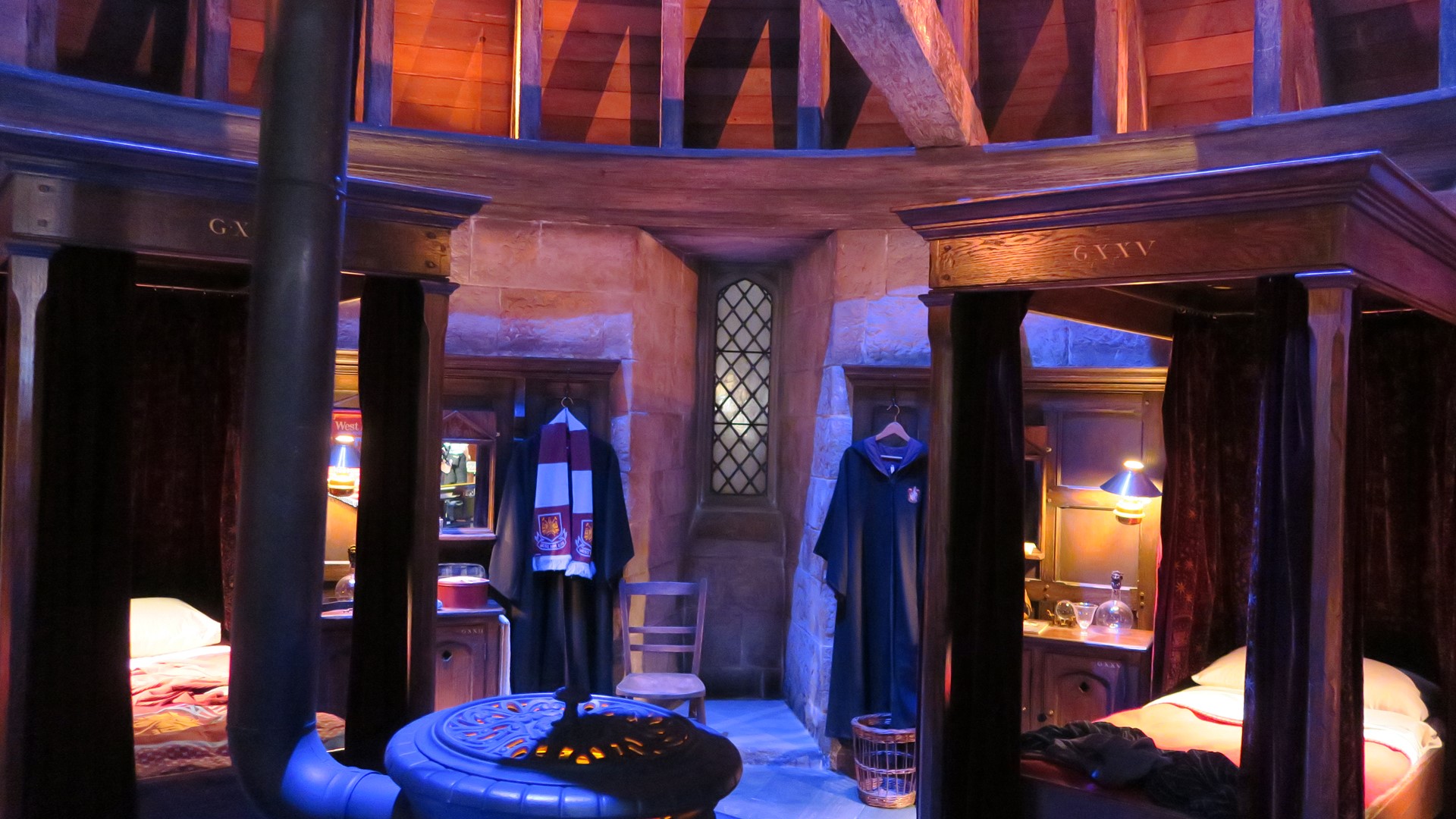 左の机の横にはディーン・トーマスが応援するサッカーチーム「ウェストハム・ユナイテッド」のマフラーが飾られている