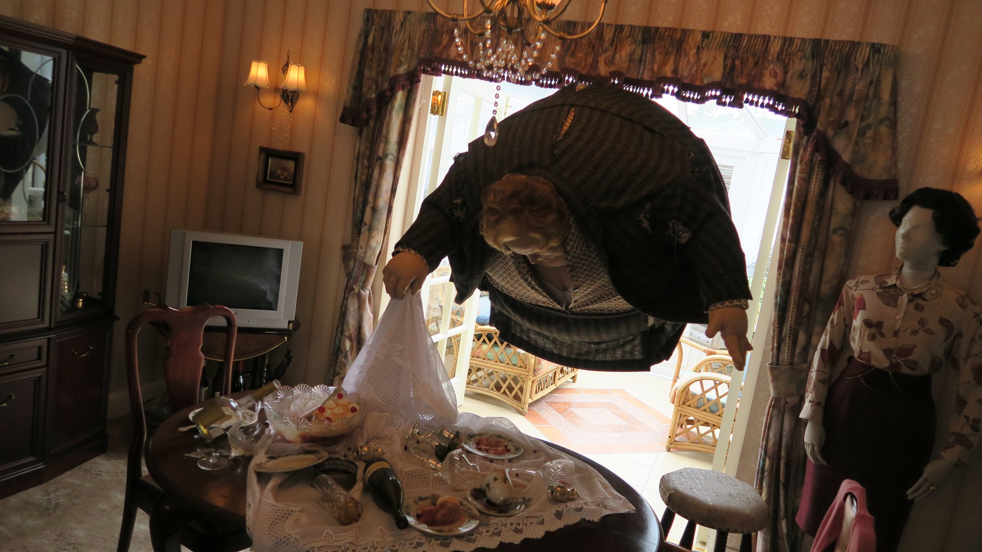 リビング奥、キッチンの手前では「ハリー・ポッターとアズカバンの囚人」でハリーが魔法で風船のように膨らましたマージおばさんが浮いている