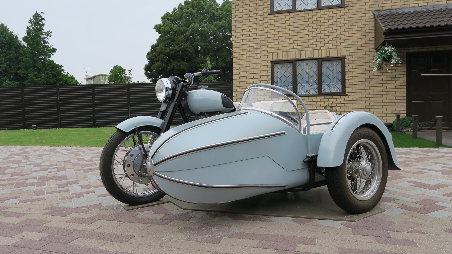 ダーズリー家の前には映画「ハリー・ポッターと賢者の石」の冒頭でハグリッドが乗っていたバイクが展示されている