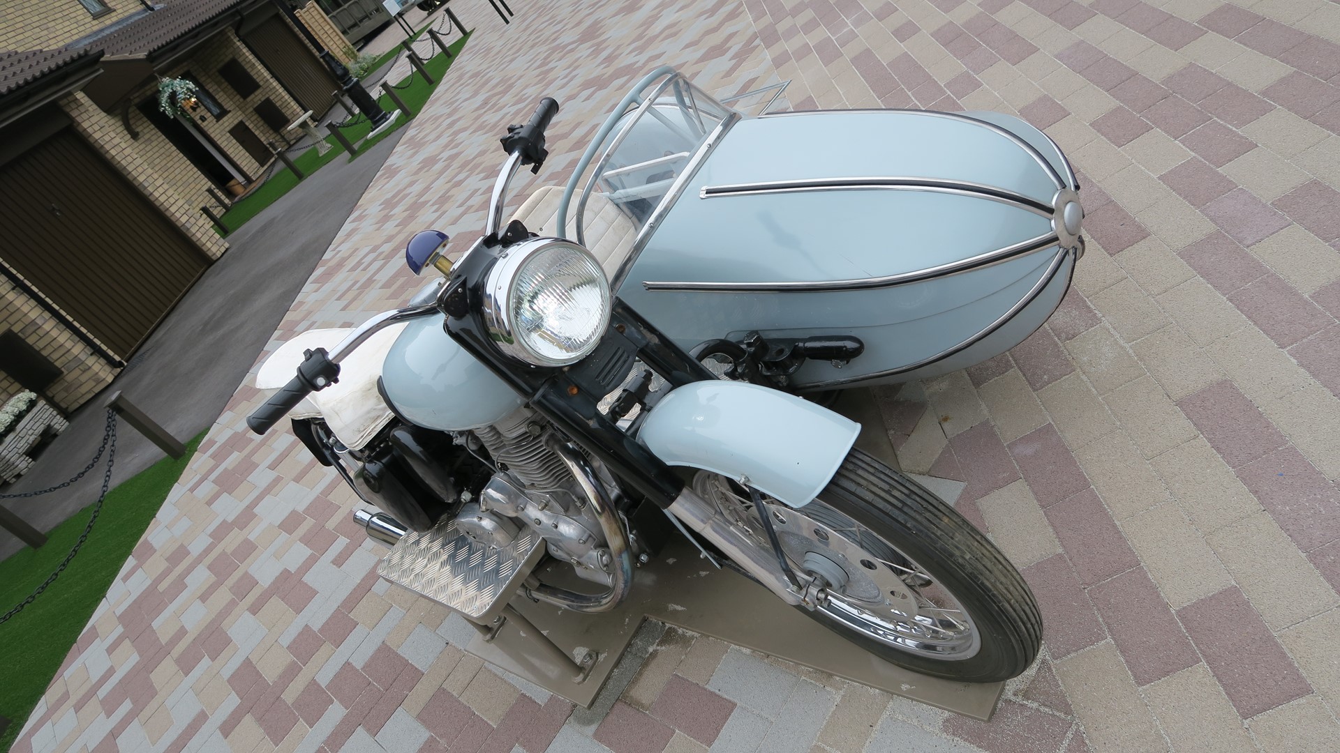 ダーズリー家の前には映画「ハリー・ポッターと賢者の石」の冒頭でハグリッドが乗っていたバイクが展示されている