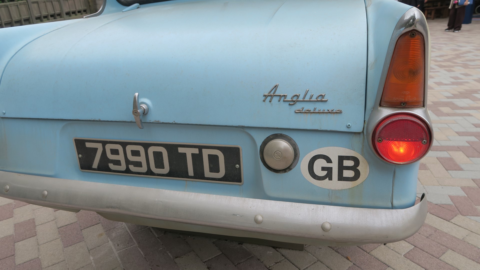 ダーズリー家向かって右隣には映画「ハリー・ポッターと秘密の部屋」で登場した空飛ぶ車「フォード・アングリア」が停まっており、車両の左側から乗り込むことができる