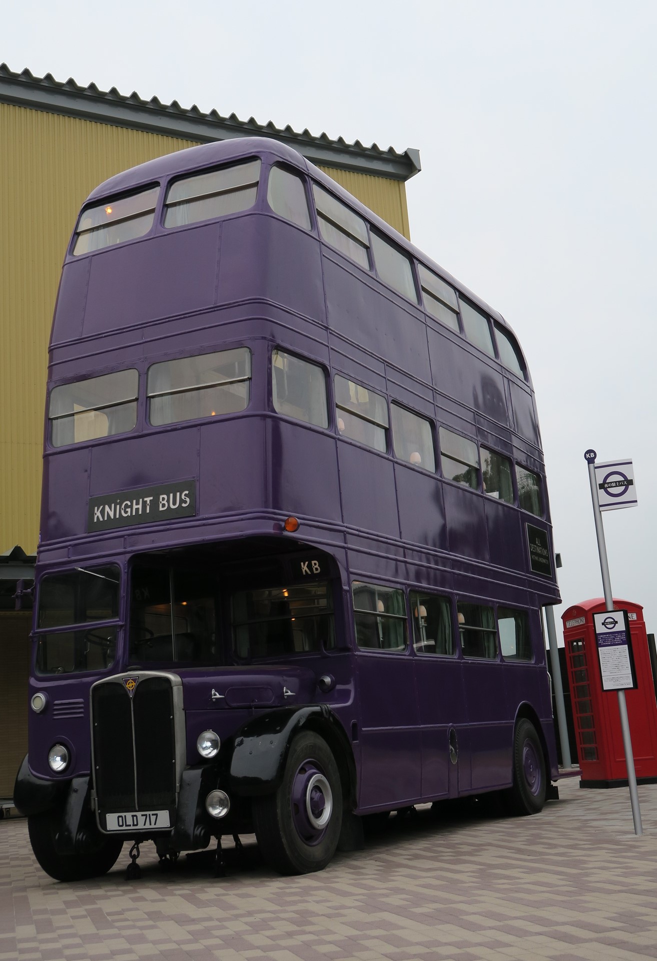 ダーズリー家向かって左には映画「ハリー・ポッターとアズカバンの囚人」に登場するナイト・バスと魔法省の入り口の電話ボックスが展示されている