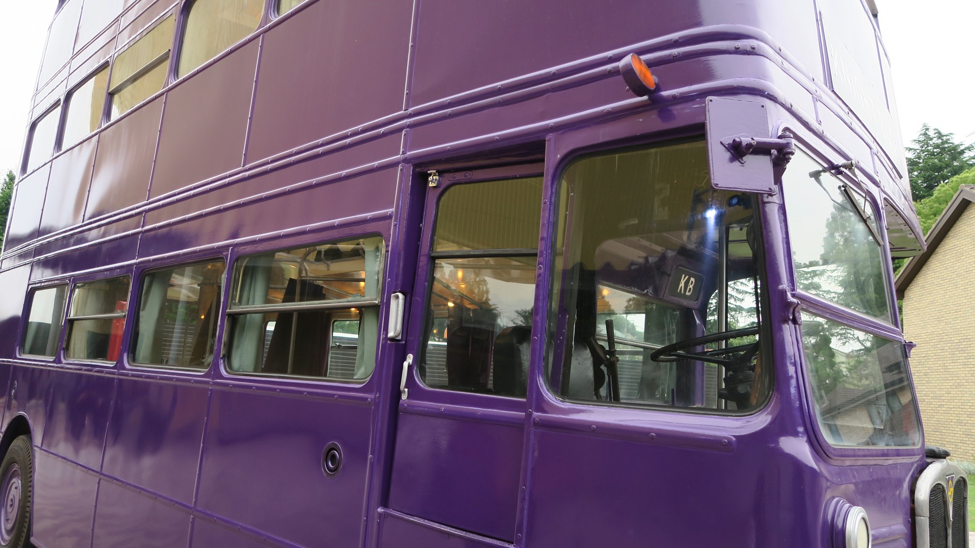 ダーズリー家向かって左には映画「ハリー・ポッターとアズカバンの囚人」に登場するナイト・バスと魔法省の入り口の電話ボックスが展示されている