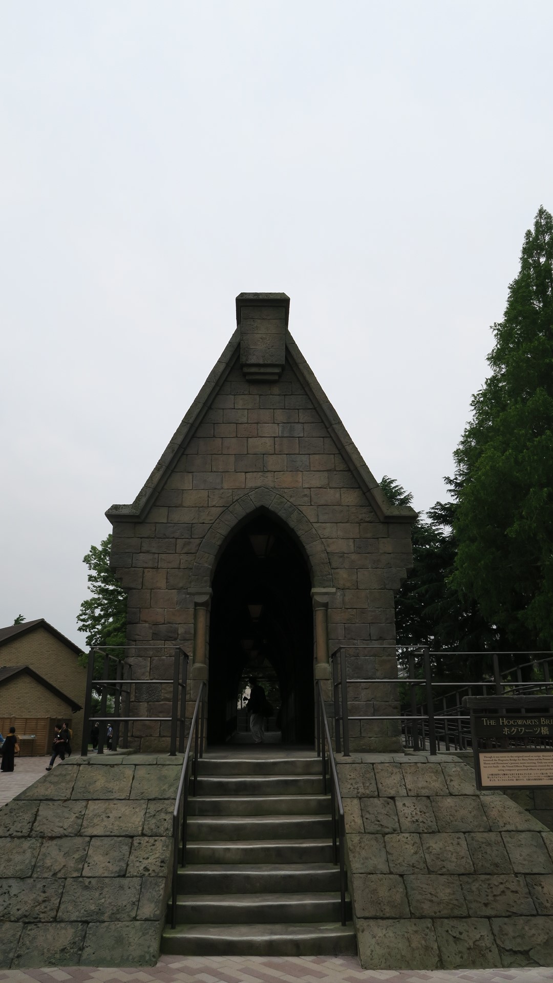 映画「ハリー・ポッターとアズカバンの囚人」で初登場した巨大な橋。映画同様に上下左右にガタガタした作りとなっている