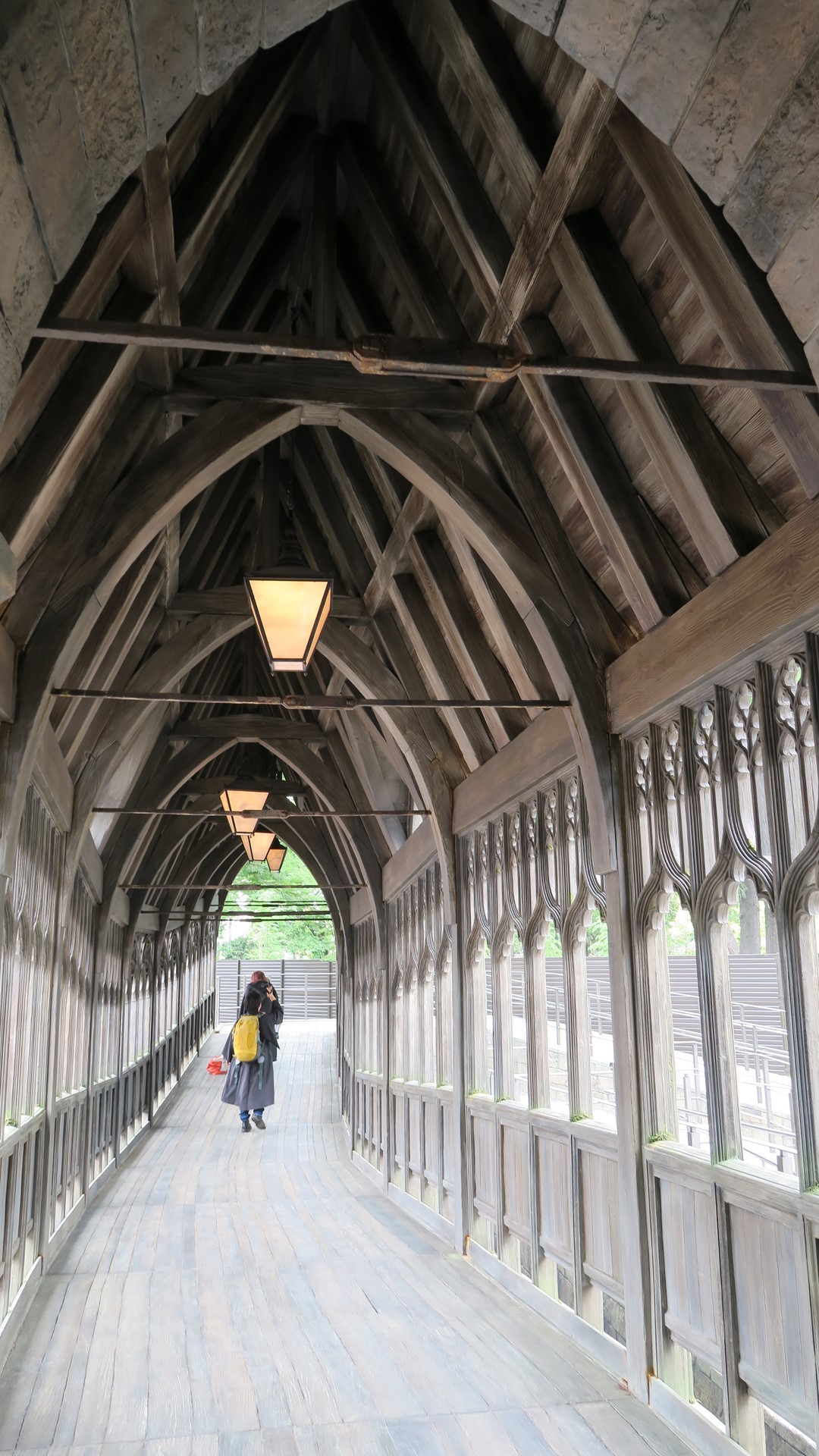 映画「ハリー・ポッターとアズカバンの囚人」で初登場した巨大な橋。映画同様に上下左右にガタガタした作りとなっている