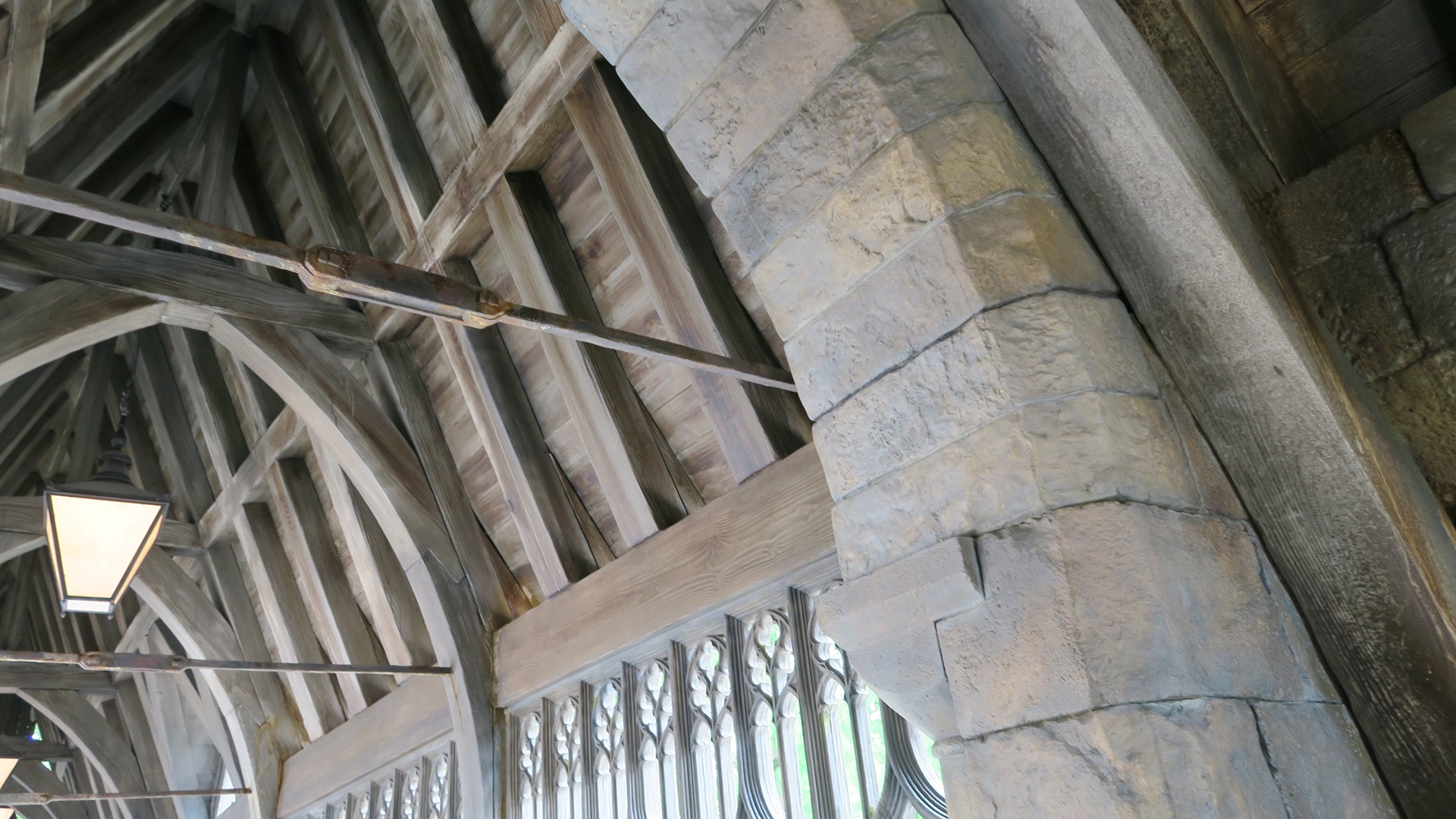 映画「ハリー・ポッターとアズカバンの囚人」で初登場した巨大な橋。映画同様に上下左右にガタガタした作りとなっている