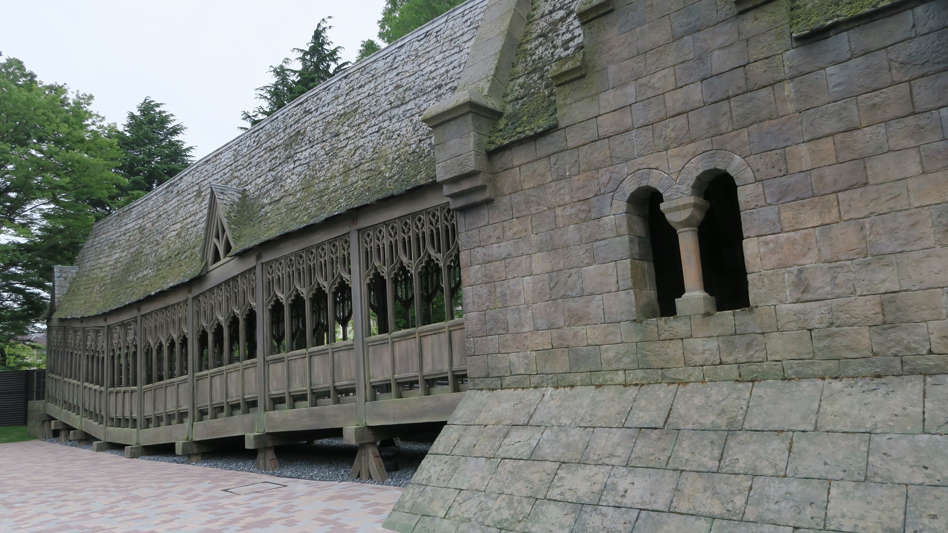 映画「ハリー・ポッターとアズカバンの囚人」で初登場した巨大な橋。映画同様に上下左右にガタガタした作りとなっている