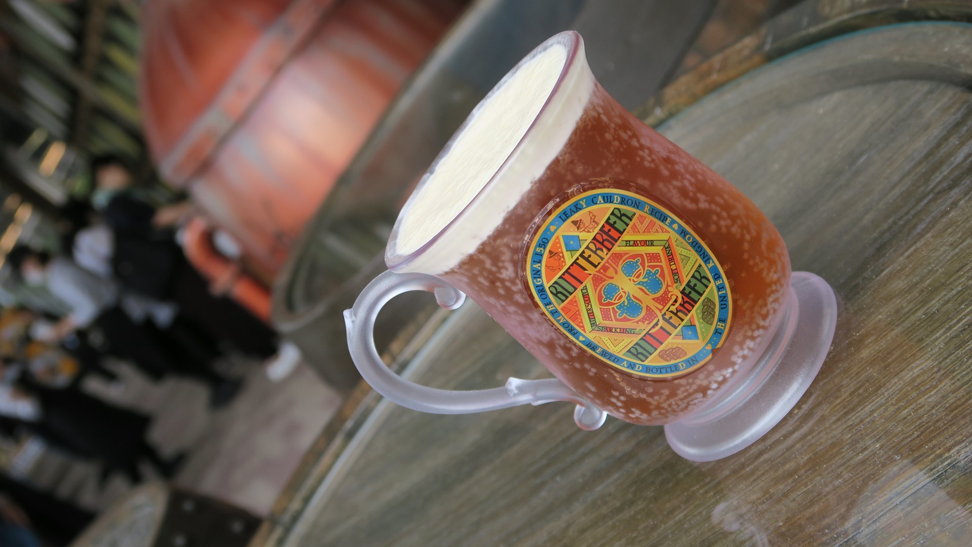 バタービール 価格：1,100円。味は炭酸ジュースにバタースコッチ風味の甘いクリーム泡がのっかった感じだ