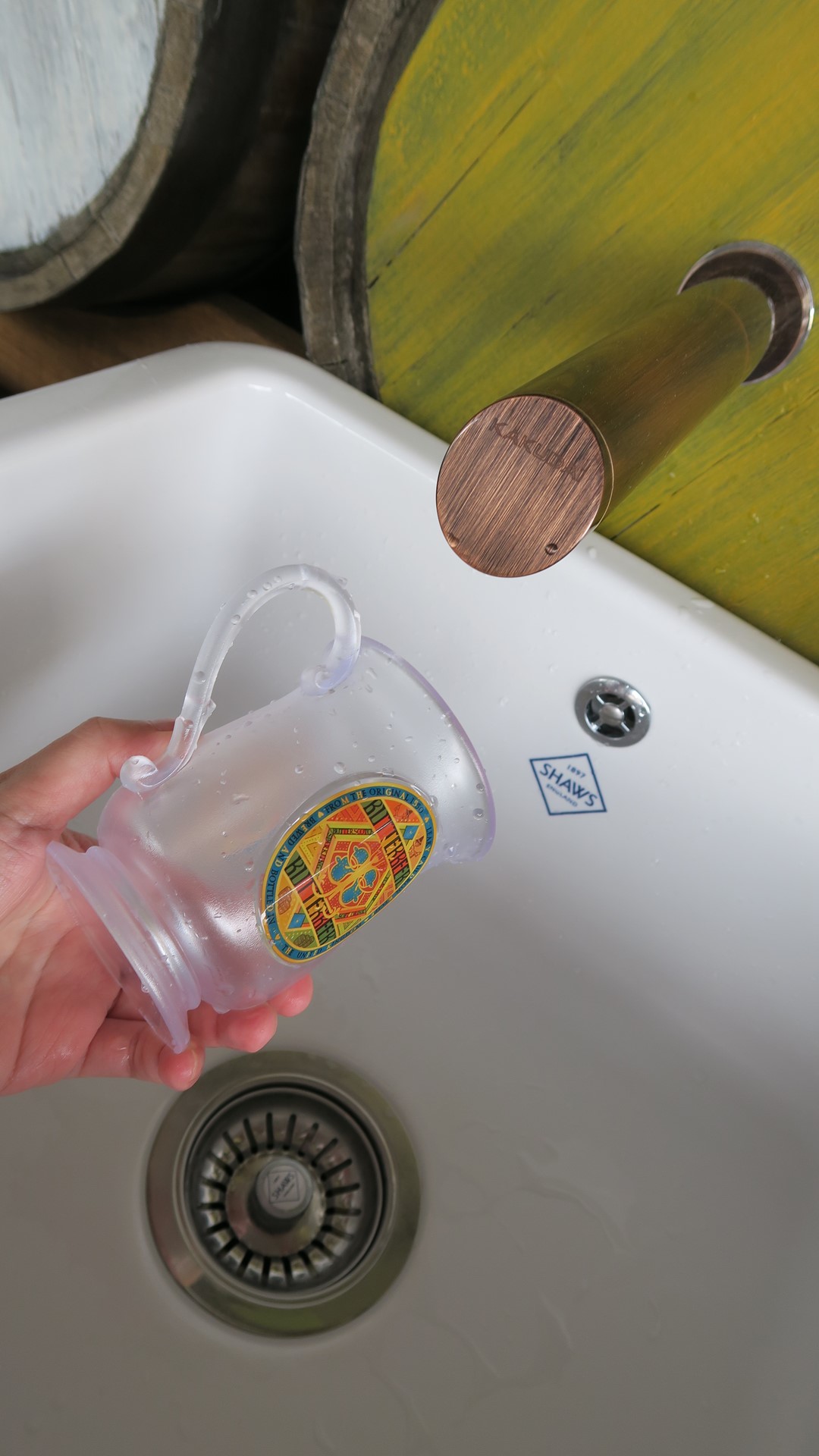 容器を洗うための洗い場が用意されている